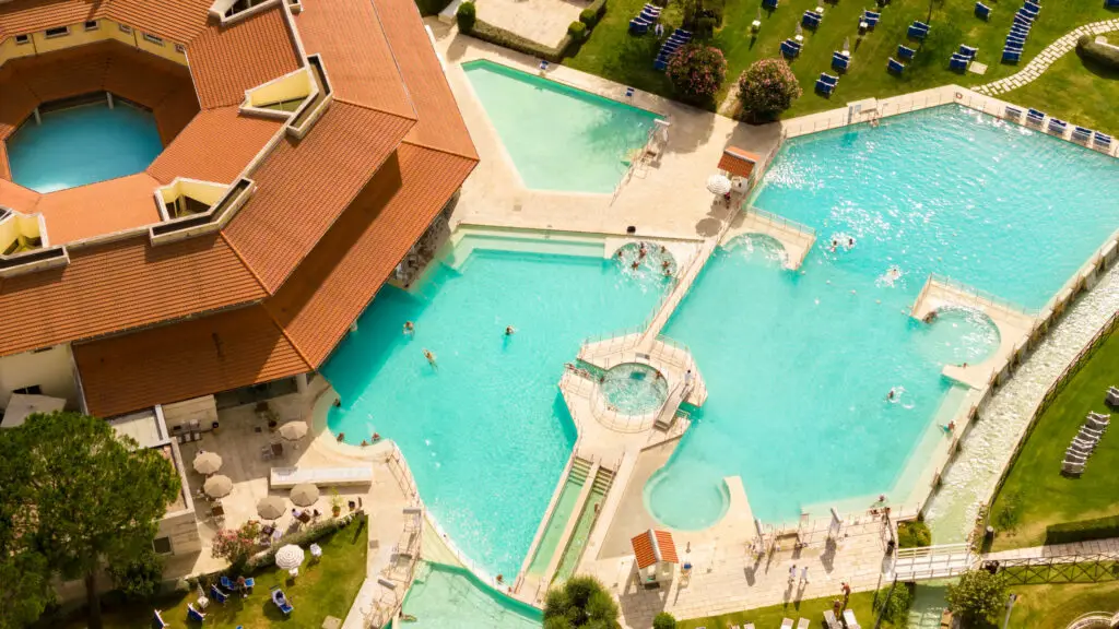 Vista aerea delle piscine termali di Saturnia Day Spa, Toscana.