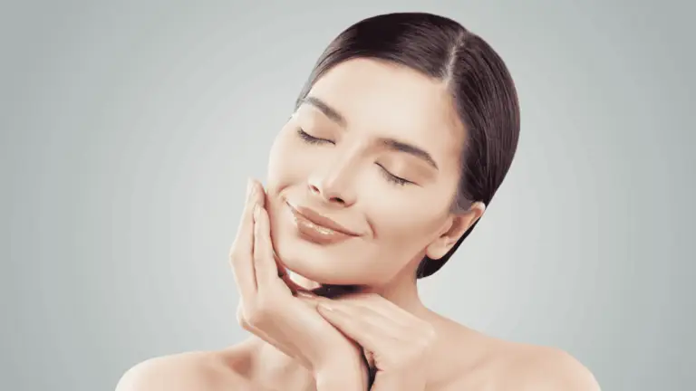 Donna con pelle splendida, occhi chiusi, mani sul viso. Esperienza termale per una pelle radiosa.