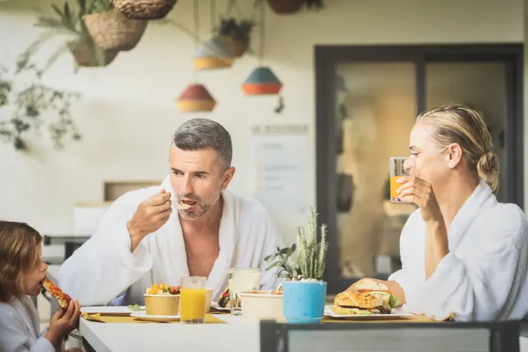 Famiglia in accappatoio che fa colazione al Parco Termale. Relax e benessere.