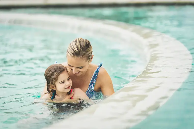 Madre e figlia si godono le terme. Parco termale con acqua rilassante.