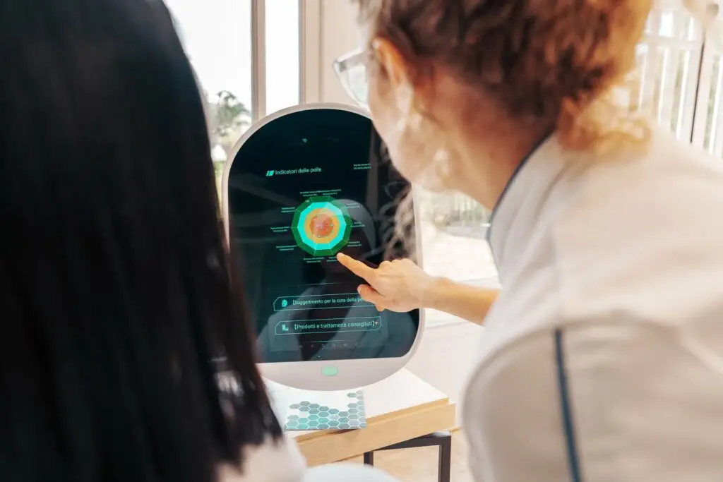Analisi della pelle con dispositivo medico in un centro medico.