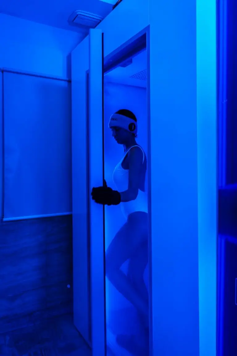 Donna in crioterapia. Trattamento con freddo per il benessere e la salute.