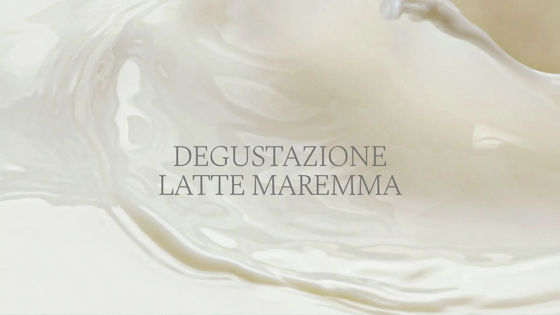 Degustazione Latte Maremma: un primo piano di latte cremoso e vorticoso
