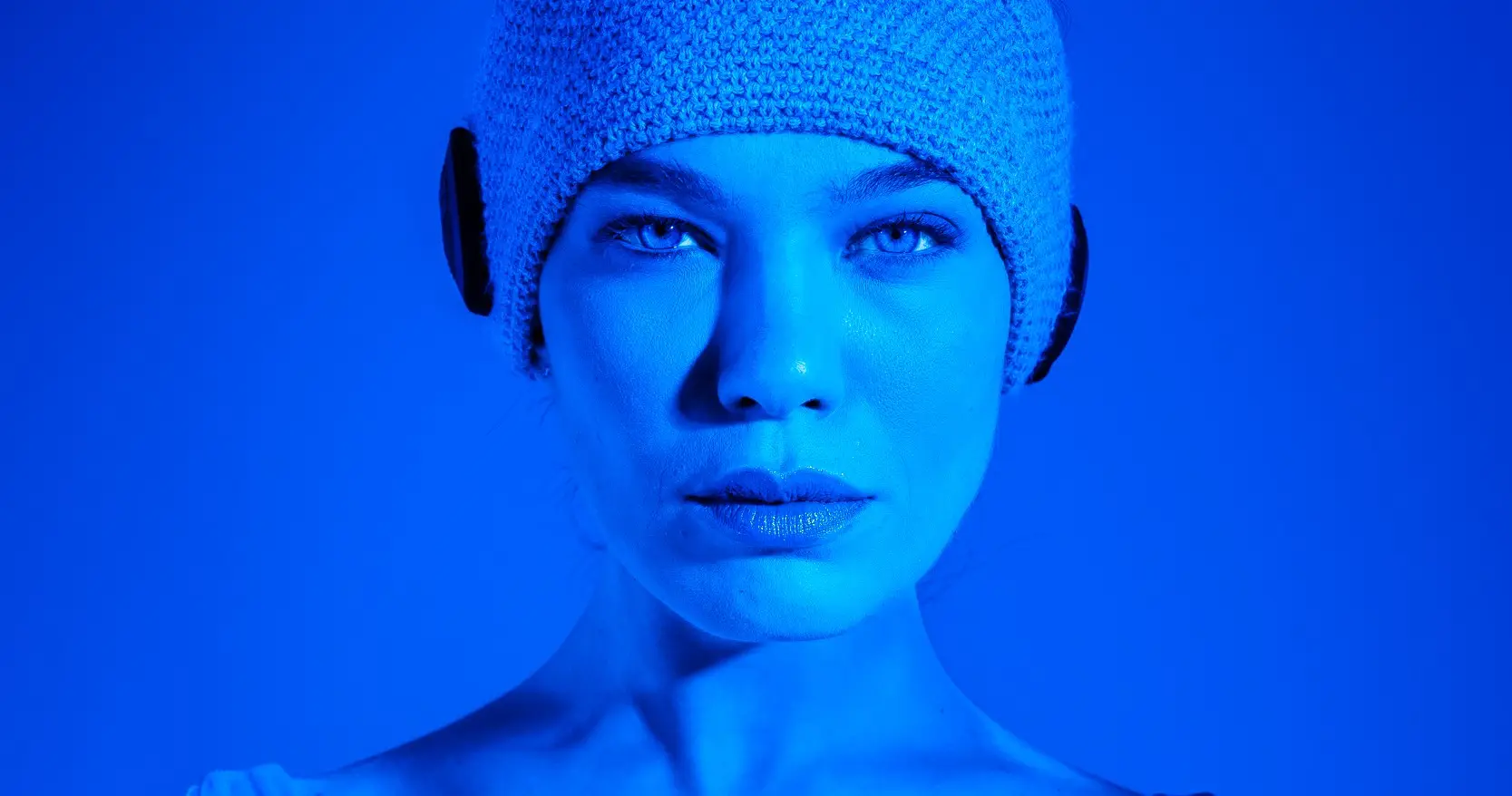 Donna con cuffia per crioterapia e luci blu