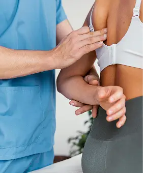 Fisioterapista esamina la schiena di una paziente. Terapia manuale presso il centro medico.