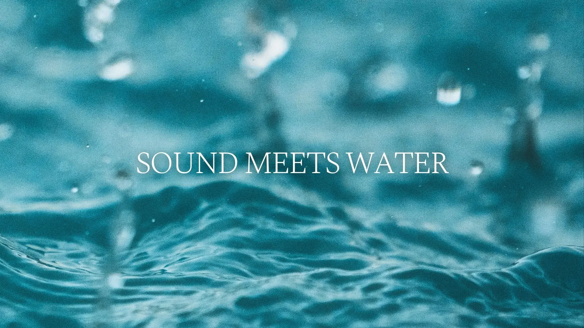 Gocce d'acqua che cadono su una superficie liquida con testo "SOUND MEETS WATER