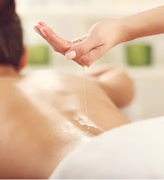 Massaggio rilassante con olio sulla schiena. Benessere e relax.