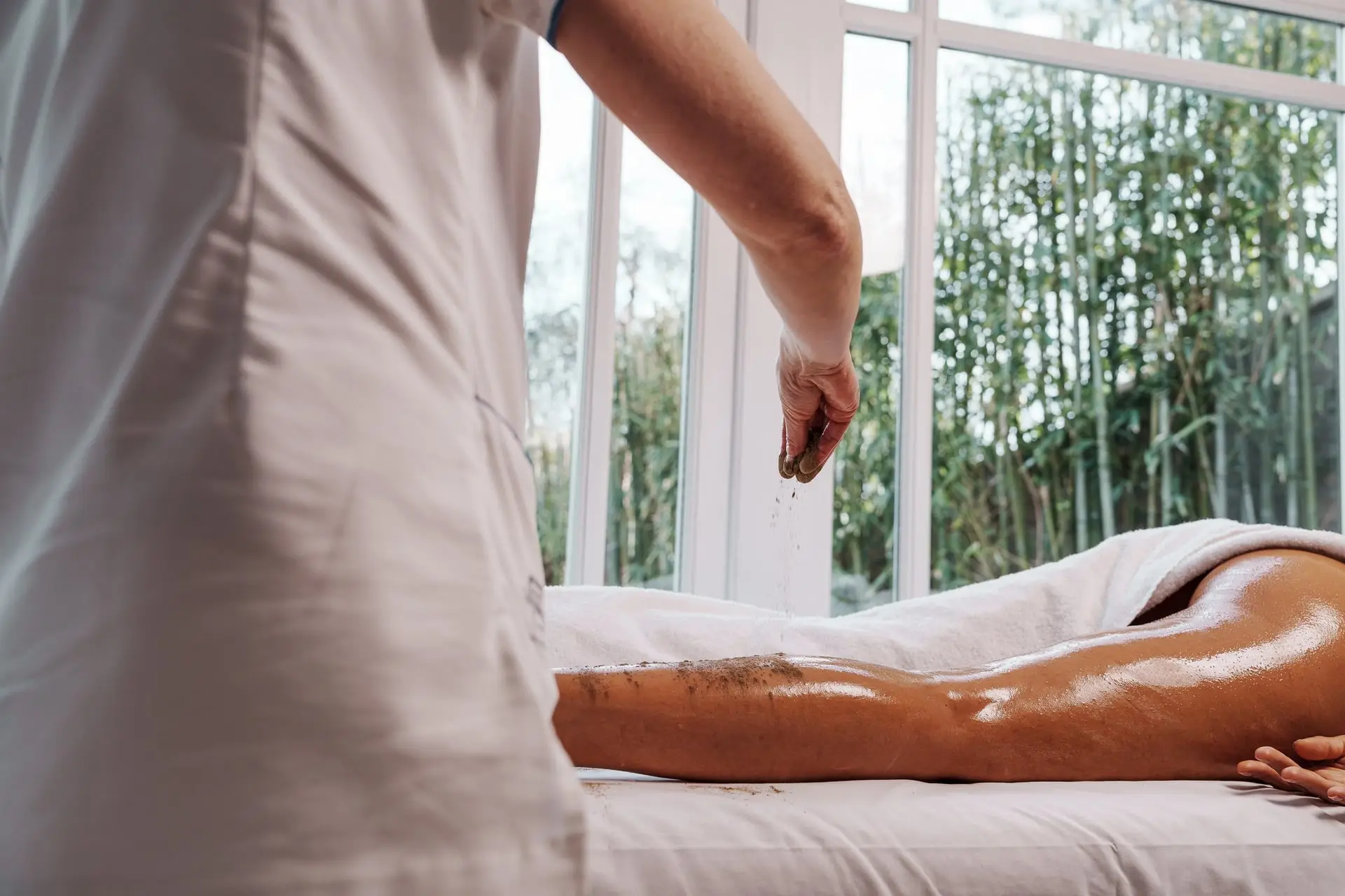 Massaggio con scrub corpo in una spa. Benessere e relax.