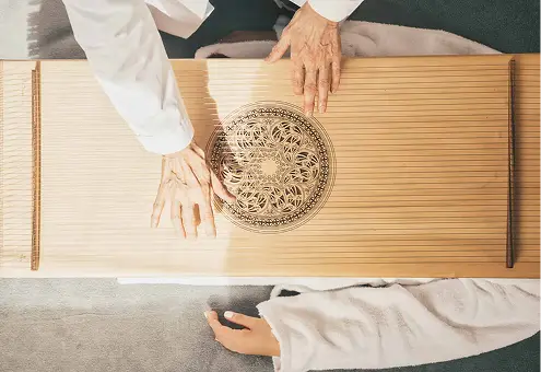 Naturopata con monocorda per terapia del suono. Benessere e salute naturale.