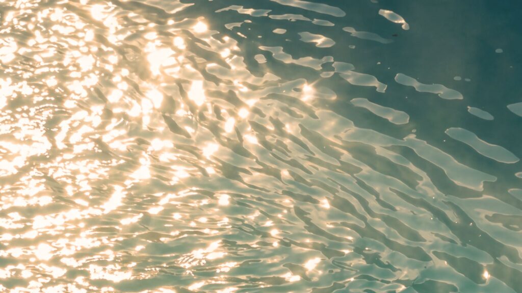 Riflessi dorati del sole sull'acqua turchese di Terme di Saturnia.