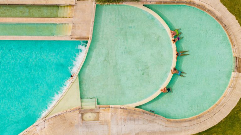 Persone rilassate nelle piscine termali di Saturnia