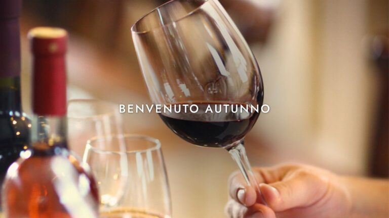 Calice di vino rosso con testo "Benvenuto Autunno