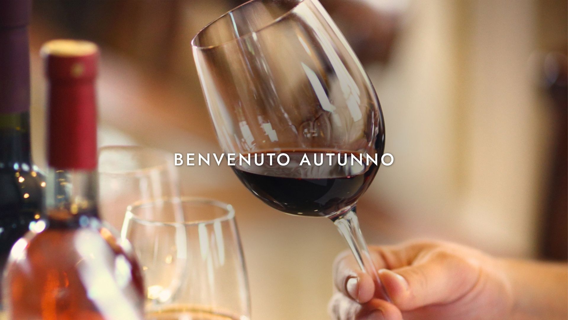 Calice di vino rosso con testo "Benvenuto Autunno