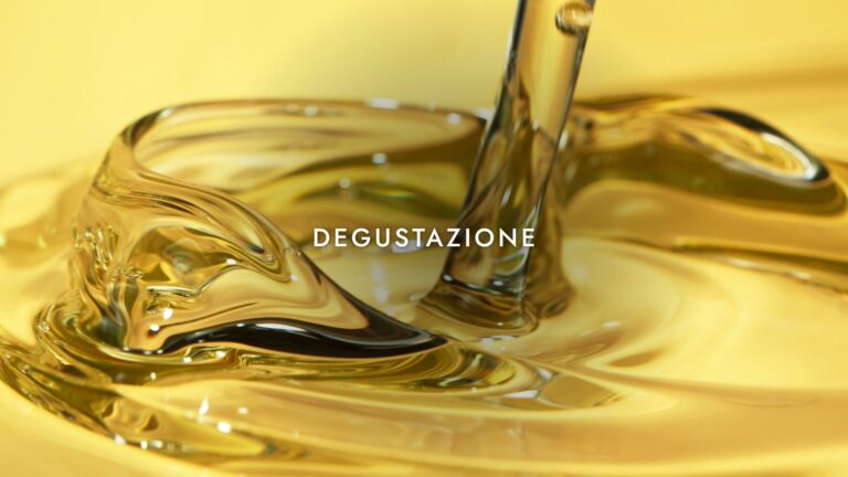 Versando olio dorato, testo "DEGUSTAZIONE" su sfondo liquido