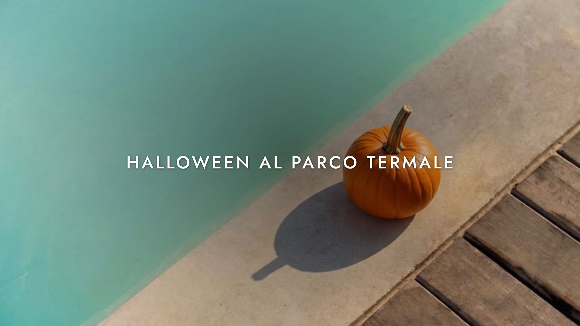 Zucca di Halloween sul bordo di una piscina termale